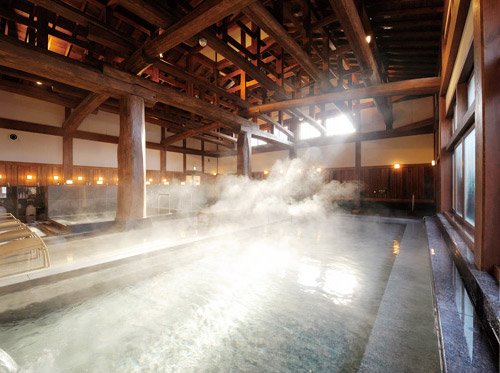 ふじやま温泉の純和風浴室は温浴棟として日本一の大きさ