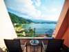 4階客室テラスデッキからの眺め。河口湖と富士山が一望