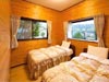 木製のベットの置かれた寝室の例