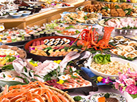 夕食は和・洋・中のお料理約100種類が並ぶバイキング