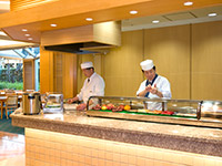 対面キッチン「寿司コーナー」ではお好きなネタをその場で握ってもらえます♪