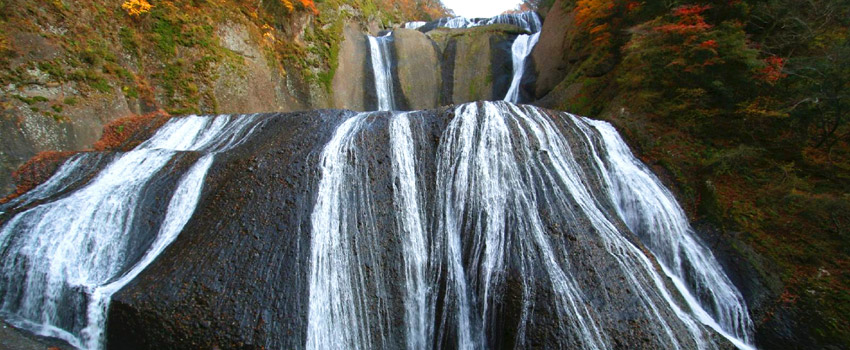 日本の滝百選の人気投票1位の落差120m・幅73mの大滝が眼前に迫る
