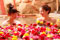 はな露天：女性限定で楽しめるバラの花びらを浮かべた露天風呂