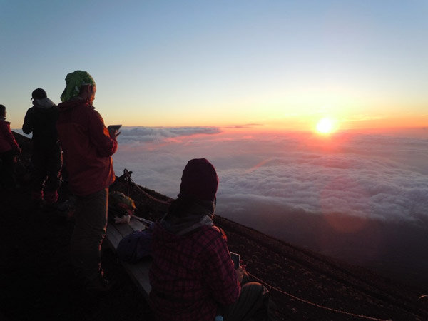 富士登山のハイライト「ご来光」