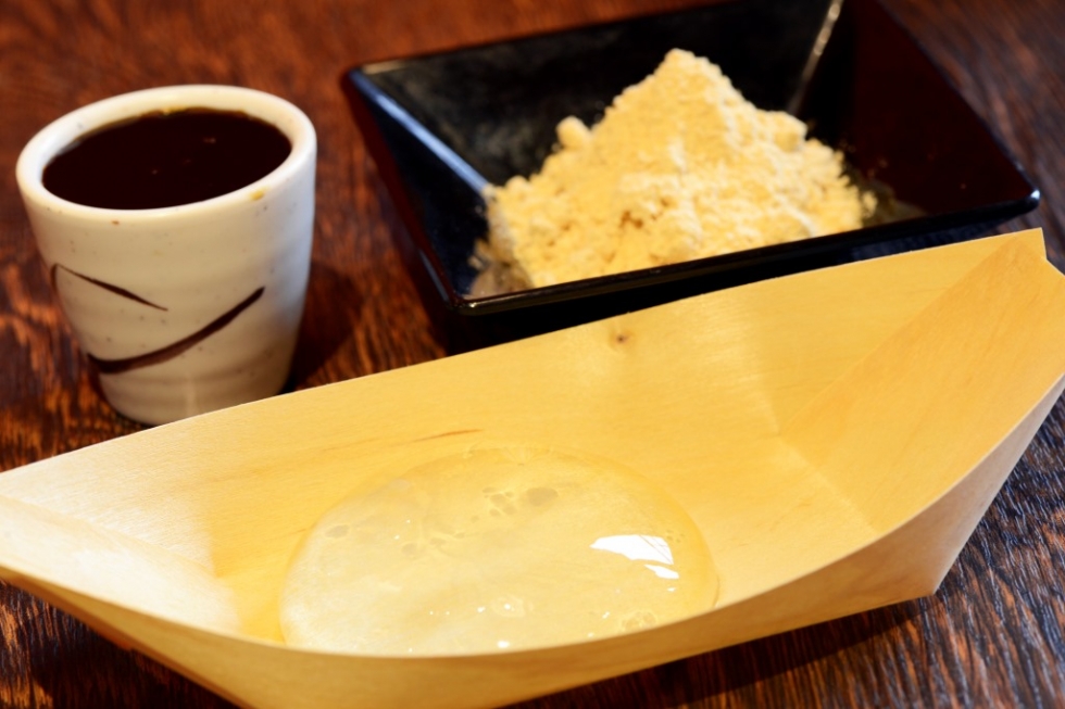 山梨に行かないと食べられない「水信玄餅」を富士Qで楽しめます♪