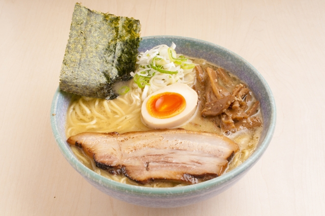 気むずかし家「鶏白湯ラーメン」
信州の至宝、濃厚鶏白湯!!いち早く鶏白湯スープを採用し多数のメディア、イベントで大好評を博した革命店！鶏ガラのみを16時間煮込み高級節類を合わせたクリーミーな濃厚鶏白湯スープに北海道小麦「春よ恋」の石臼挽きをブレンドした極上なのどごしの麺を採用！