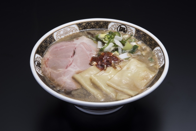 ラーメン凪「すごい煮干ラーメン」
「煮干が嫌いな方　ご遠慮ください」東京新宿ゴールデン街にて連日行列をつくるラーメン凪。全国から取り寄せた20種類以上の厳選された煮干を一杯に70g以上使用した超濃厚スープとじっくりと低温調理された自慢のチャーシューと自家製麺！ぜひご賞味ください！