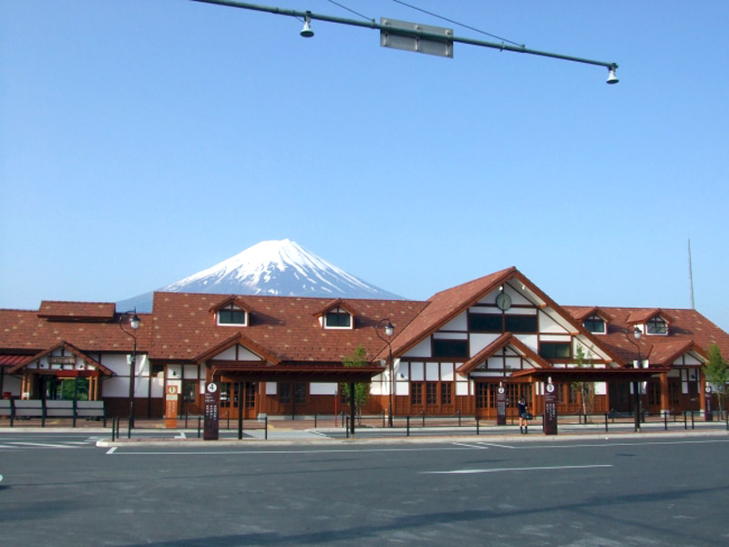 富士五湖観光の中心地、富士急行のターミナル駅「河口湖駅」