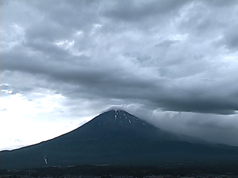 冠雪する直前、6月10日午前8時ごろの富士山（提供：富士宮市）
