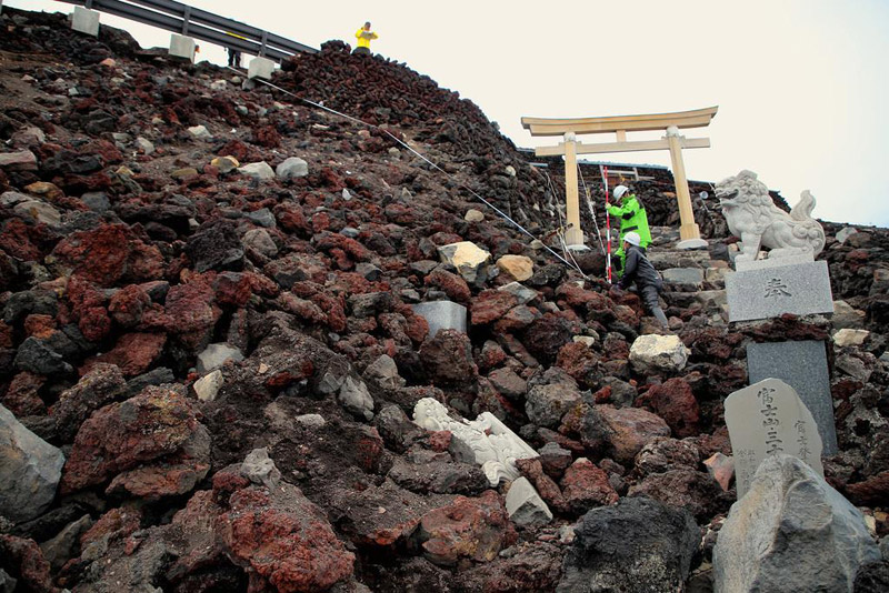 石積み崩落現場を調べる関係者（4日©産経新聞社）