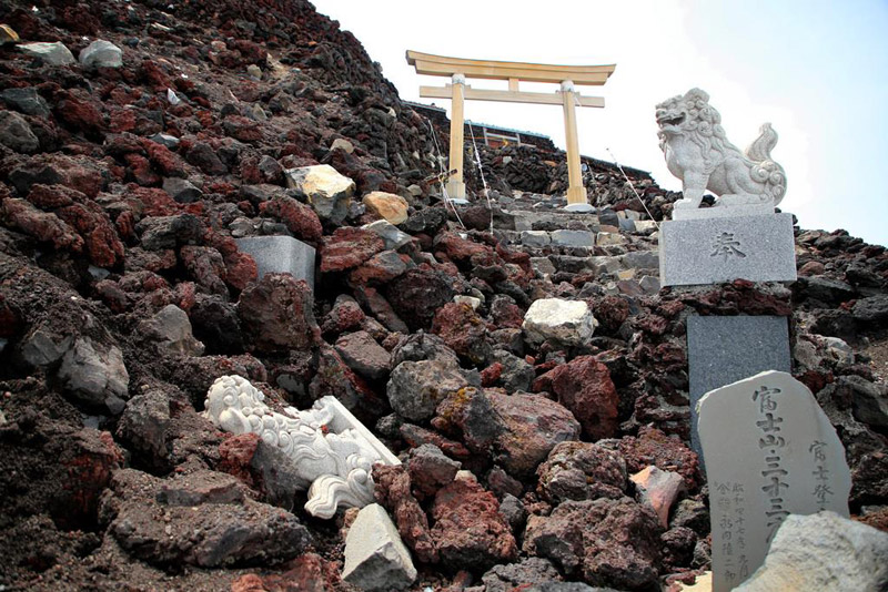 山頂付近の石積み崩落現場（4日©産経新聞社）