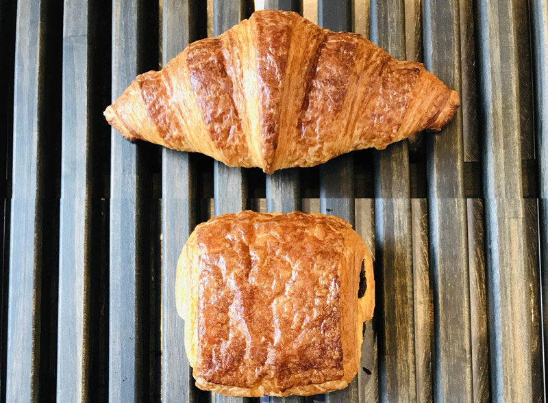 Boulangerie Sens 「クロワッサン」210円、パン・オ・ショコラ240円