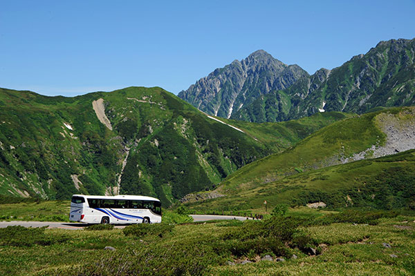 立山高原バスの車窓から見える剱岳