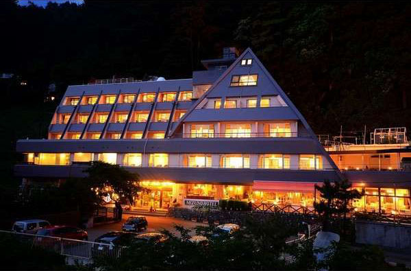 湖のホテル
