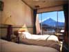 洋室ツインの一例。富士山や河口湖が一望できます