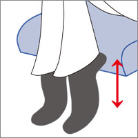 つま先立ち。座席でできる明日のための準備・対策：ストレッチ1