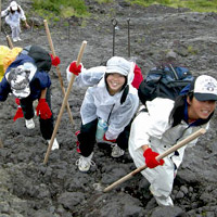 富士登山の服装 持ち物 装備 必須 持って行くと便利 いつかは登ってみたい富士山へ バスツアーのアップオン