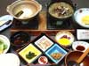 一日の始まりの朝はボリューム満点の鉄鍋味噌汁