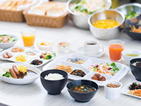 バイキングの朝食付。お惣菜類の種類は少な目ですが、カレーもあるし必要十分♪