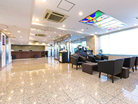 明るい雰囲気の1階ロビー
