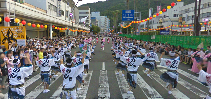 新町演舞場で踊る有名連「のんき」の様子