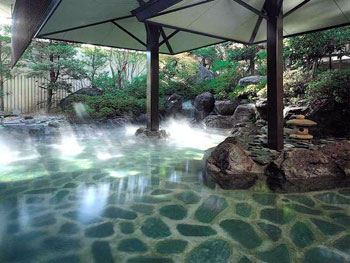 緑豊かな美しい庭園に囲まれた露天風呂