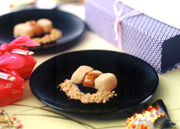 小さな風呂敷に包まれたかわいらしい和菓子“桔梗信玄餅”