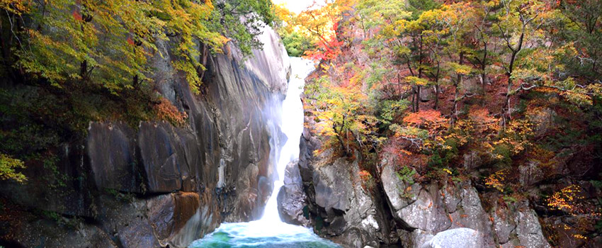 最深部で轟音を轟かせる、日本の滝百選のひとつ「仙娥滝（せんがたき）」