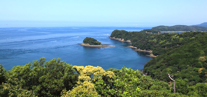 友ヶ島の頂から見下ろす海岸線と間近に迫る淡路島を望む絶景！