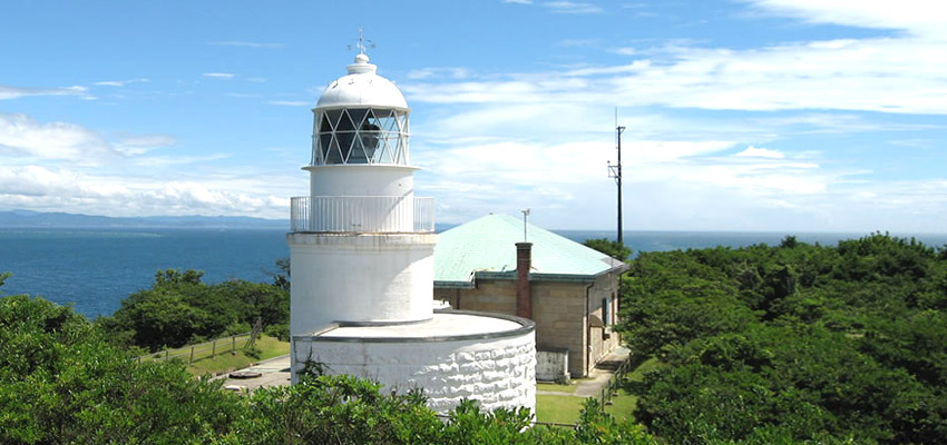 歴史的文化財的としての価値の高い西洋式灯台は子午線直近