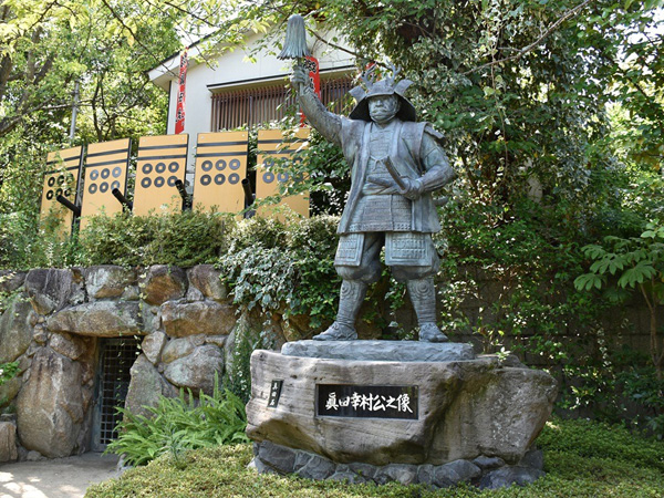 真田幸村像 真田の抜け穴 大坂の陣で真田幸村が築いた砦 真田丸 の跡地 大阪観光スポット情報 バスツアーのアップオン 真田幸村像 真田の抜け穴 大坂の陣で真田幸村が築いた砦 真田丸 の跡地 大阪観光スポット情報 バスツアーのアップオン